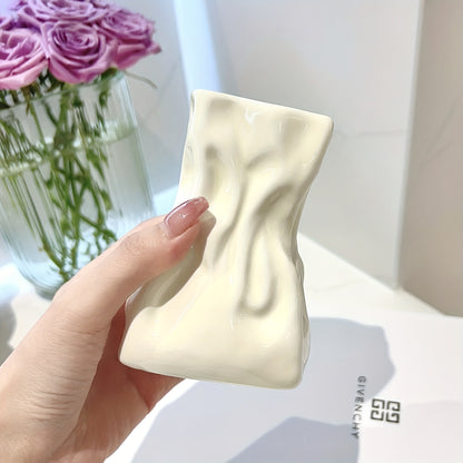 A Creamy Wind-bound Mouthwash Toothbrush Holder